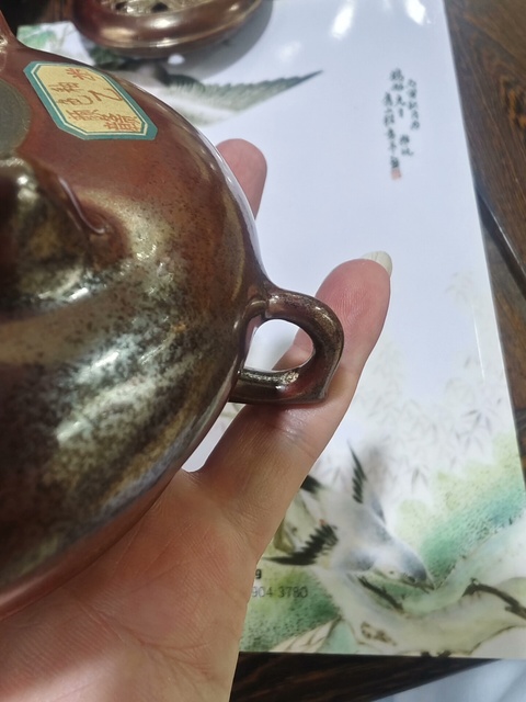 古玩陶瓷紅釉三足雙耳爐真品鑒賞圖