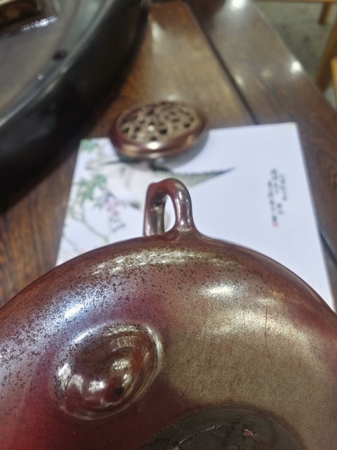 古玩陶瓷紅釉三足雙耳爐真品鑒賞圖