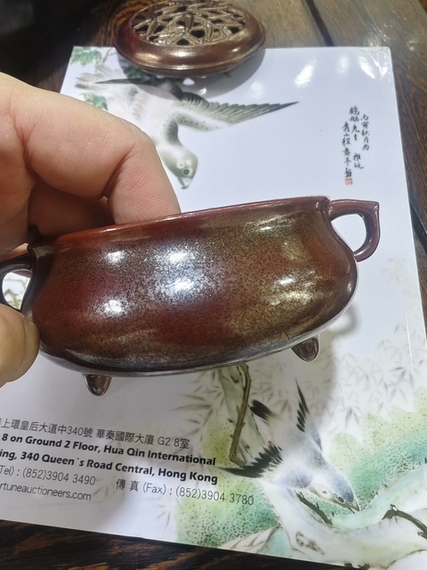 古玩陶瓷紅釉三足雙耳爐真品鑒賞圖