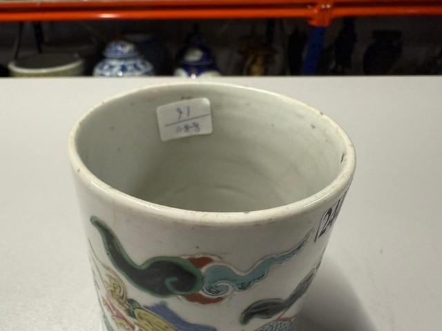 古玩陶瓷粉彩龍紋筆筒真品鑒賞圖