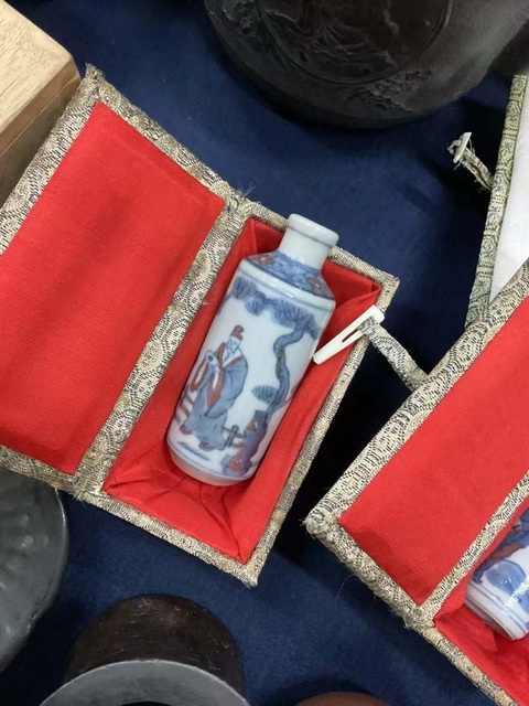古玩陶瓷青花釉里紅鼻煙壺真品鑒賞圖