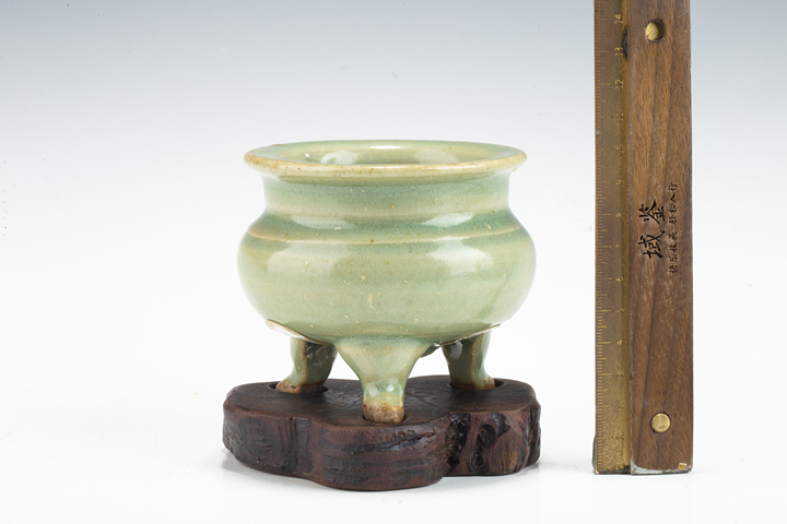 古玩陶瓷明·龍泉青釉鬲式爐拍賣，當前價格25056元