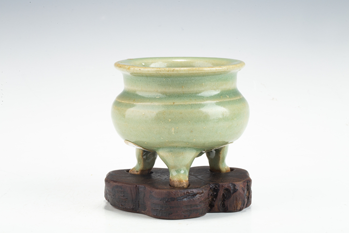 古玩陶瓷明·龍泉青釉鬲式爐拍賣，當前價格25056元