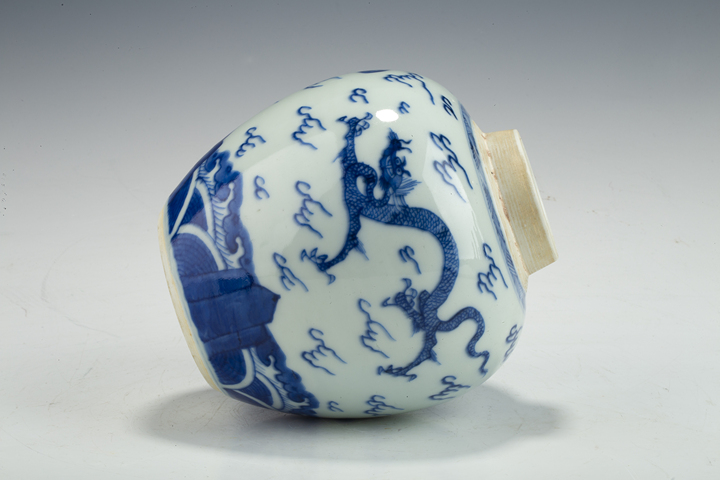 古玩陶瓷清雍正·青花趕珠龍紋罐真品鑒賞圖