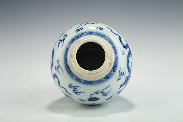 古玩陶瓷清雍正·青花趕珠龍紋罐真品鑒賞圖