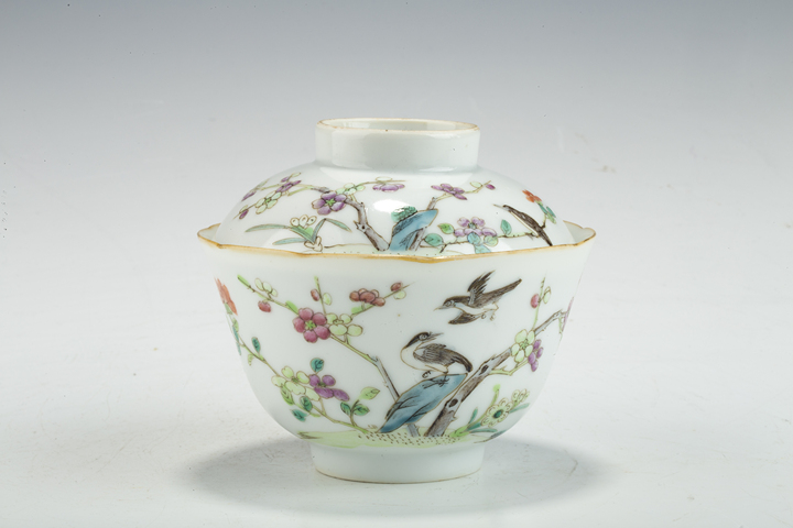 古玩陶瓷清同治·粉彩喜上眉梢圖花口蓋碗
真品鑒賞圖