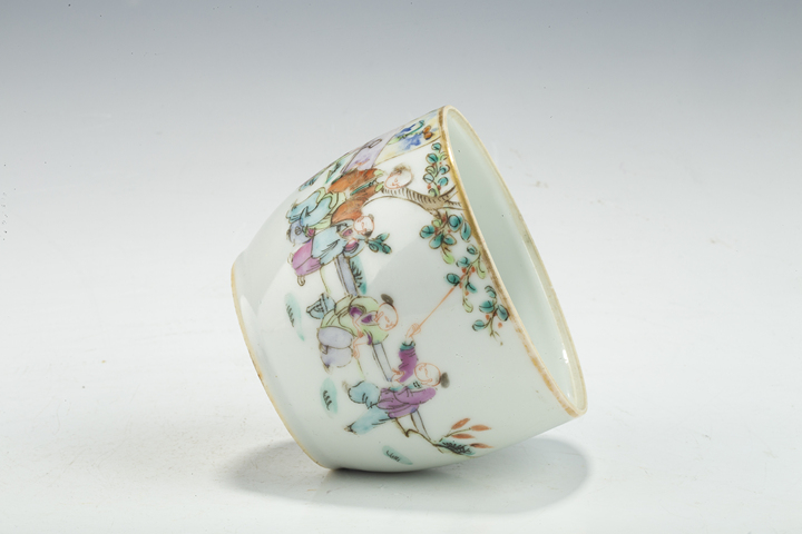 古玩陶瓷清晚·粉彩粉彩仕女教子折桂圖蓋缸
真品鑒賞圖