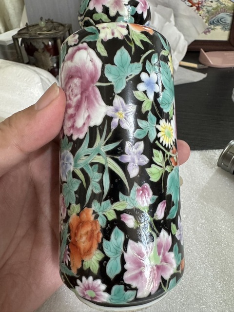 古玩陶瓷墨地粉彩百花不落地洗口瓶真品鑒賞圖