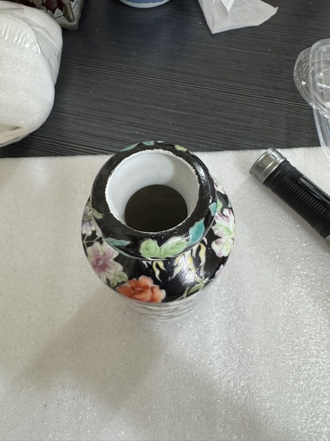 古玩陶瓷墨地粉彩百花不落地洗口瓶真品鑒賞圖