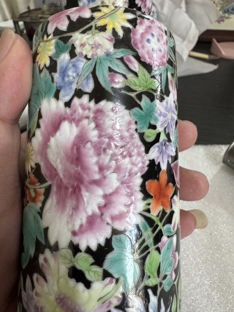 古玩陶瓷墨地粉彩百花不落地洗口瓶真品鑒賞圖