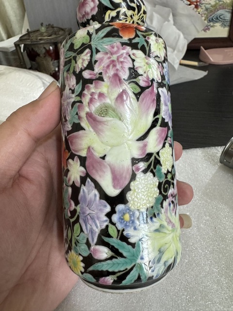 古玩陶瓷墨地粉彩百花不落地洗口瓶真品鑒賞圖