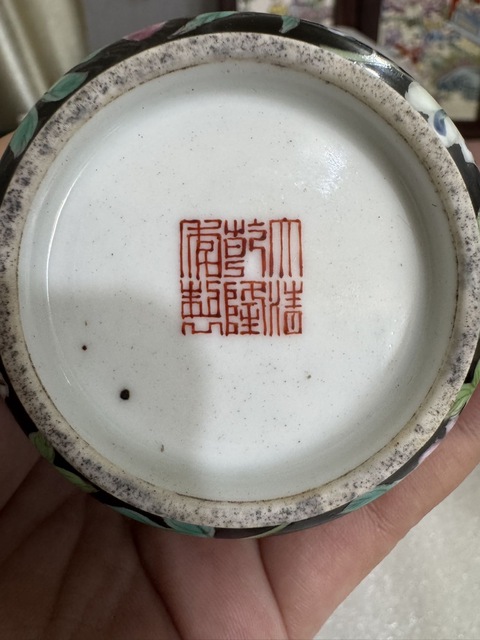 古玩陶瓷墨地粉彩百花不落地洗口瓶真品鑒賞圖