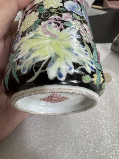 古玩陶瓷墨地粉彩百花不落地洗口瓶真品鑒賞圖