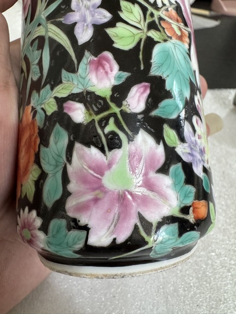 古玩陶瓷墨地粉彩百花不落地洗口瓶真品鑒賞圖
