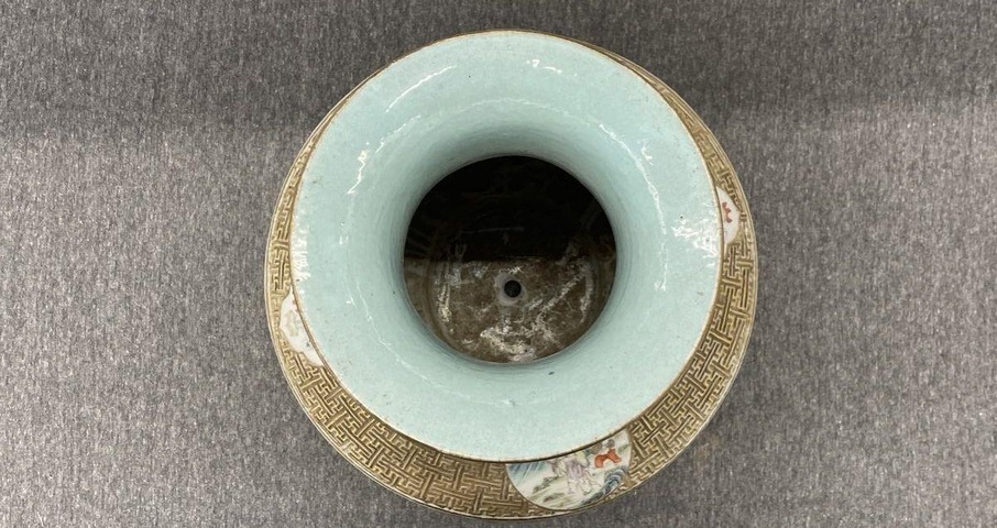 古玩陶瓷人物紋粉彩瓶真品鑒賞圖