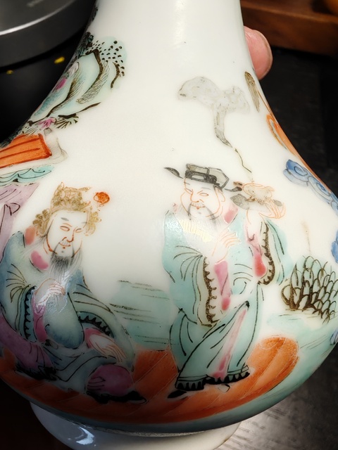 古玩陶瓷人物紋粉彩撇口瓶真品鑒賞圖
