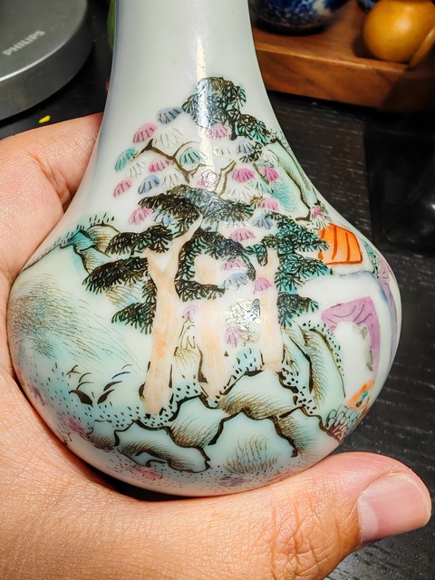 古玩陶瓷人物紋粉彩撇口瓶真品鑒賞圖