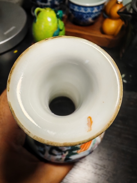 古玩陶瓷人物紋粉彩撇口瓶真品鑒賞圖
