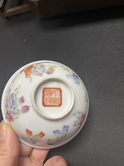 古玩陶瓷嬰戲紋粉彩茶圓真品鑒賞圖