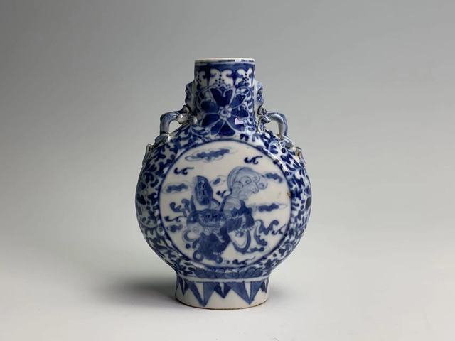 古玩陶瓷清晚期·青花獅子滾繡球紋抱月瓶拍賣，當前價格0元