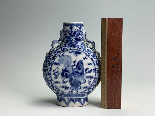 古玩陶瓷清晚期·青花獅子滾繡球紋抱月瓶拍賣，當前價格0元