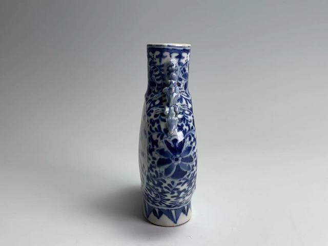 古玩陶瓷清晚期·青花獅子滾繡球紋抱月瓶拍賣，當前價格0元