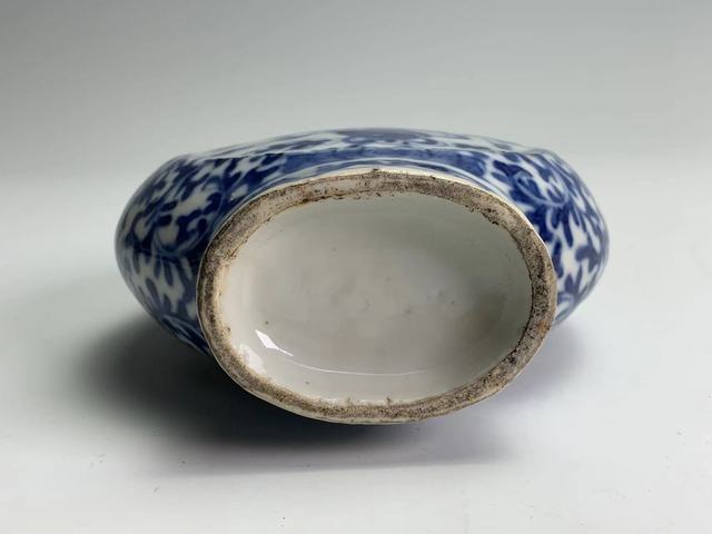 古玩陶瓷清晚期·青花獅子滾繡球紋抱月瓶拍賣，當前價格0元