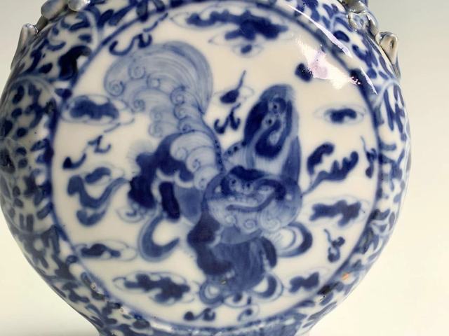 古玩陶瓷清晚期·青花獅子滾繡球紋抱月瓶拍賣，當前價格0元