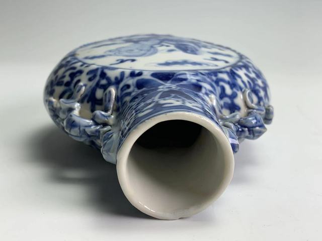 古玩陶瓷清晚期·青花獅子滾繡球紋抱月瓶拍賣，當前價格0元