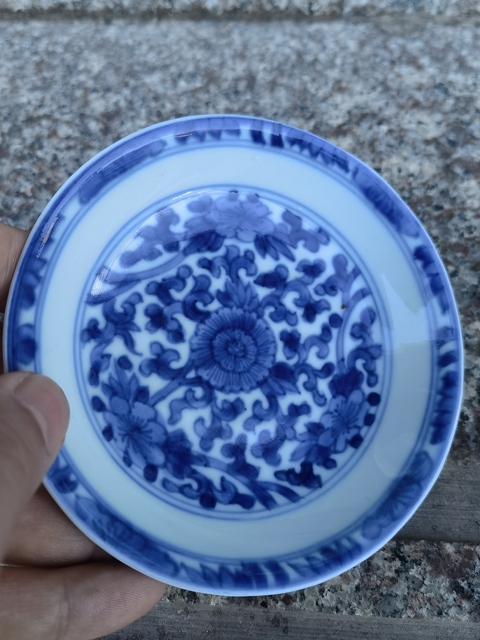 古玩陶瓷花卉紋青花盤真品鑒賞圖