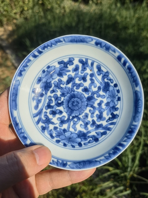 古玩陶瓷花卉紋青花盤真品鑒賞圖