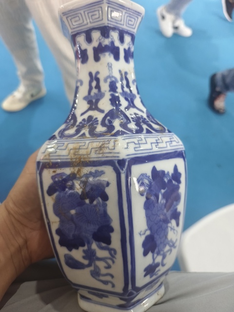 古玩陶瓷青花花卉紋六方瓶真品鑒賞圖