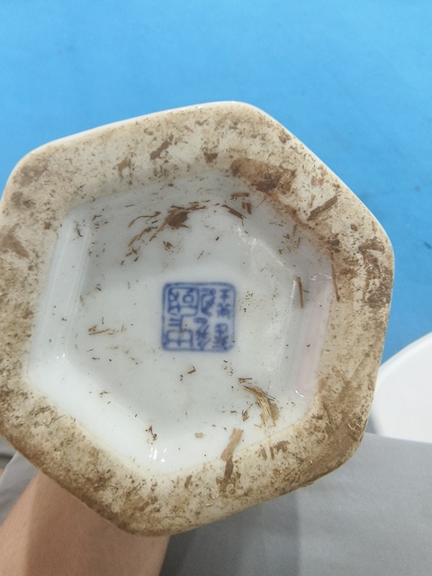 古玩陶瓷青花花卉紋六方瓶真品鑒賞圖