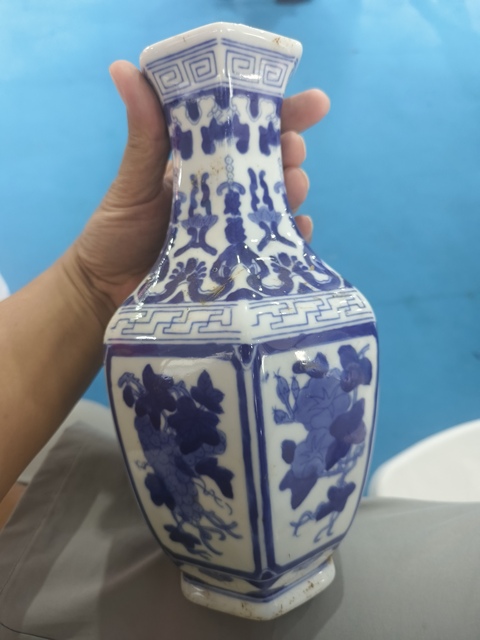 古玩陶瓷青花花卉紋六方瓶真品鑒賞圖