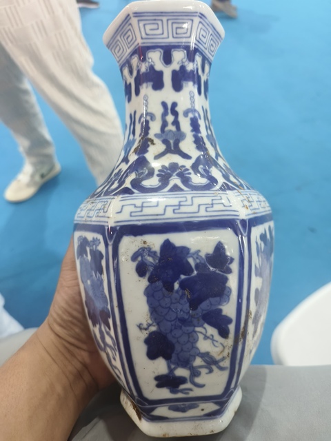 古玩陶瓷青花花卉紋六方瓶真品鑒賞圖