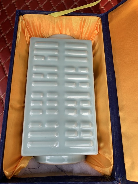 古玩陶瓷光緒官窯青釉八卦紋琮式瓶真品鑒賞圖