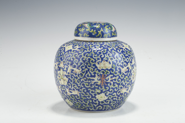 古玩陶瓷民國·藍地粉彩纏枝福壽紋蓋罐真品鑒賞圖