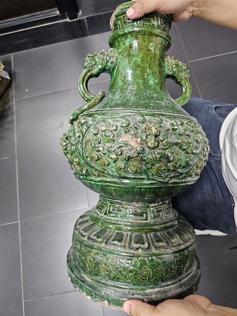 古玩陶瓷綠釉堆塑花卉紋螭龍耳瓶真品鑒賞圖