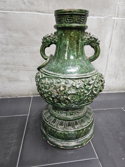 古玩陶瓷綠釉堆塑花卉紋螭龍耳瓶真品鑒賞圖