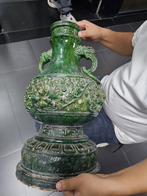 古玩陶瓷綠釉堆塑花卉紋螭龍耳瓶真品鑒賞圖