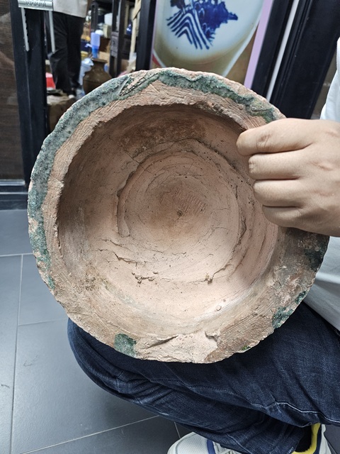 古玩陶瓷綠釉堆塑花卉紋螭龍耳瓶真品鑒賞圖