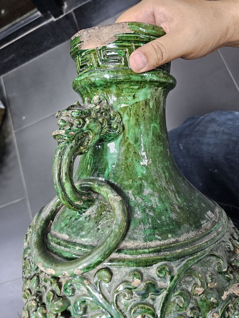 古玩陶瓷綠釉堆塑花卉紋螭龍耳瓶真品鑒賞圖