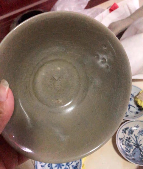 古玩陶瓷龍泉窯青釉刻花蓮瓣紋碗真品鑒賞圖