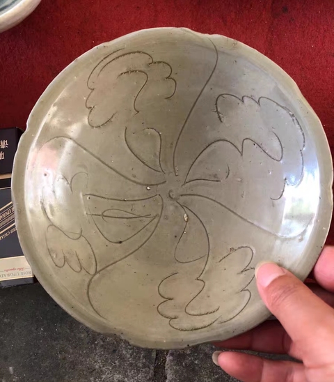 古玩陶瓷龍泉窯青釉刻花碗真品鑒賞圖