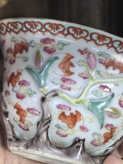 古玩陶瓷粉彩云蝠紋梅花杯真品鑒賞圖