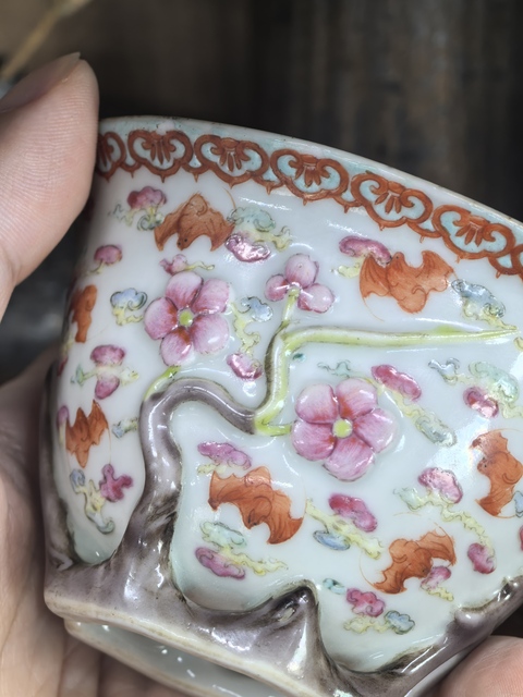 古玩陶瓷粉彩云蝠紋梅花杯真品鑒賞圖