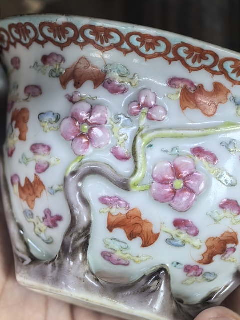 古玩陶瓷粉彩云蝠紋梅花杯真品鑒賞圖