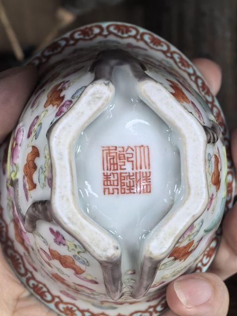 古玩陶瓷粉彩云蝠紋梅花杯真品鑒賞圖