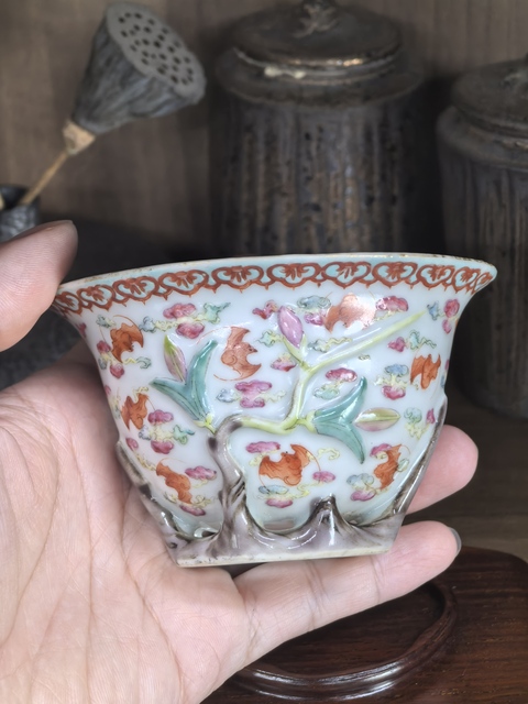 古玩陶瓷粉彩云蝠紋梅花杯真品鑒賞圖