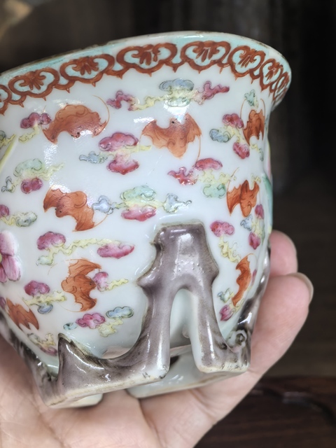 古玩陶瓷粉彩云蝠紋梅花杯真品鑒賞圖